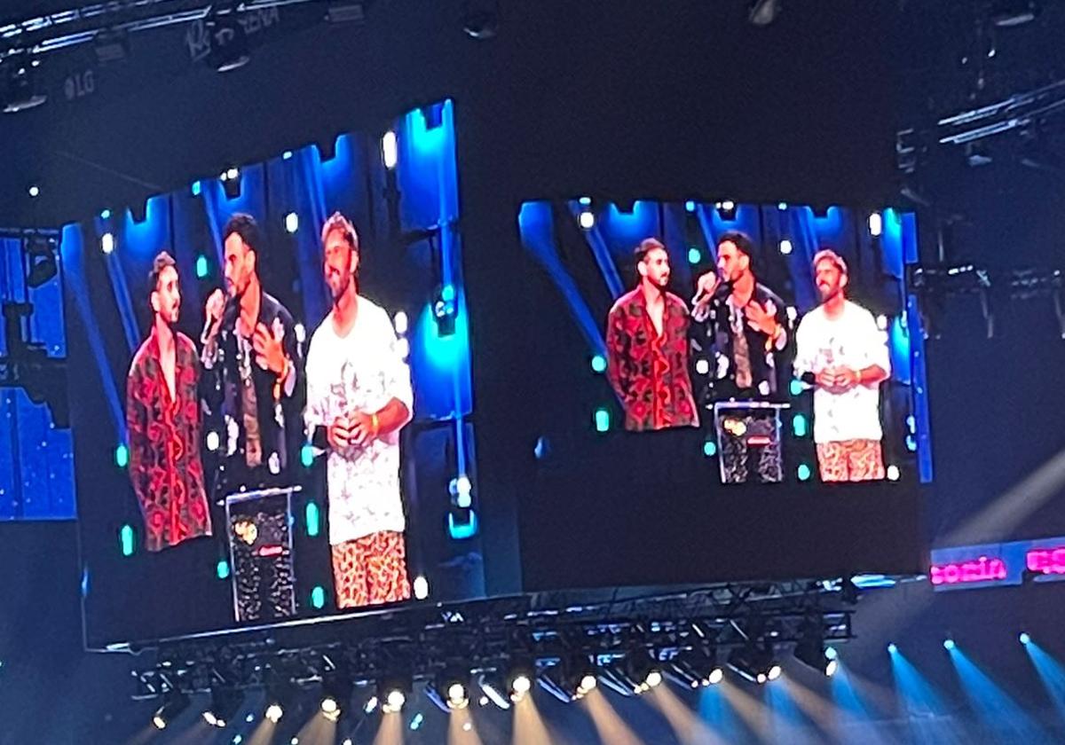 Los valencianos Bombai recogen su premio en Los40 Music Awards.